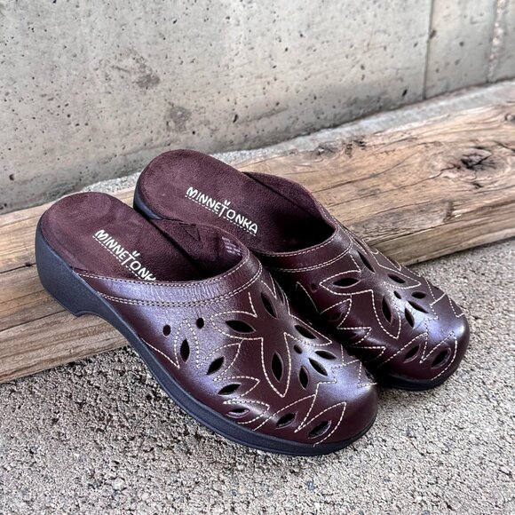 MINNETONKA WOMEN'S BROWN LEATHER SLIP-ON MULES SIZE 5 SHOES - Picture 10 of 14